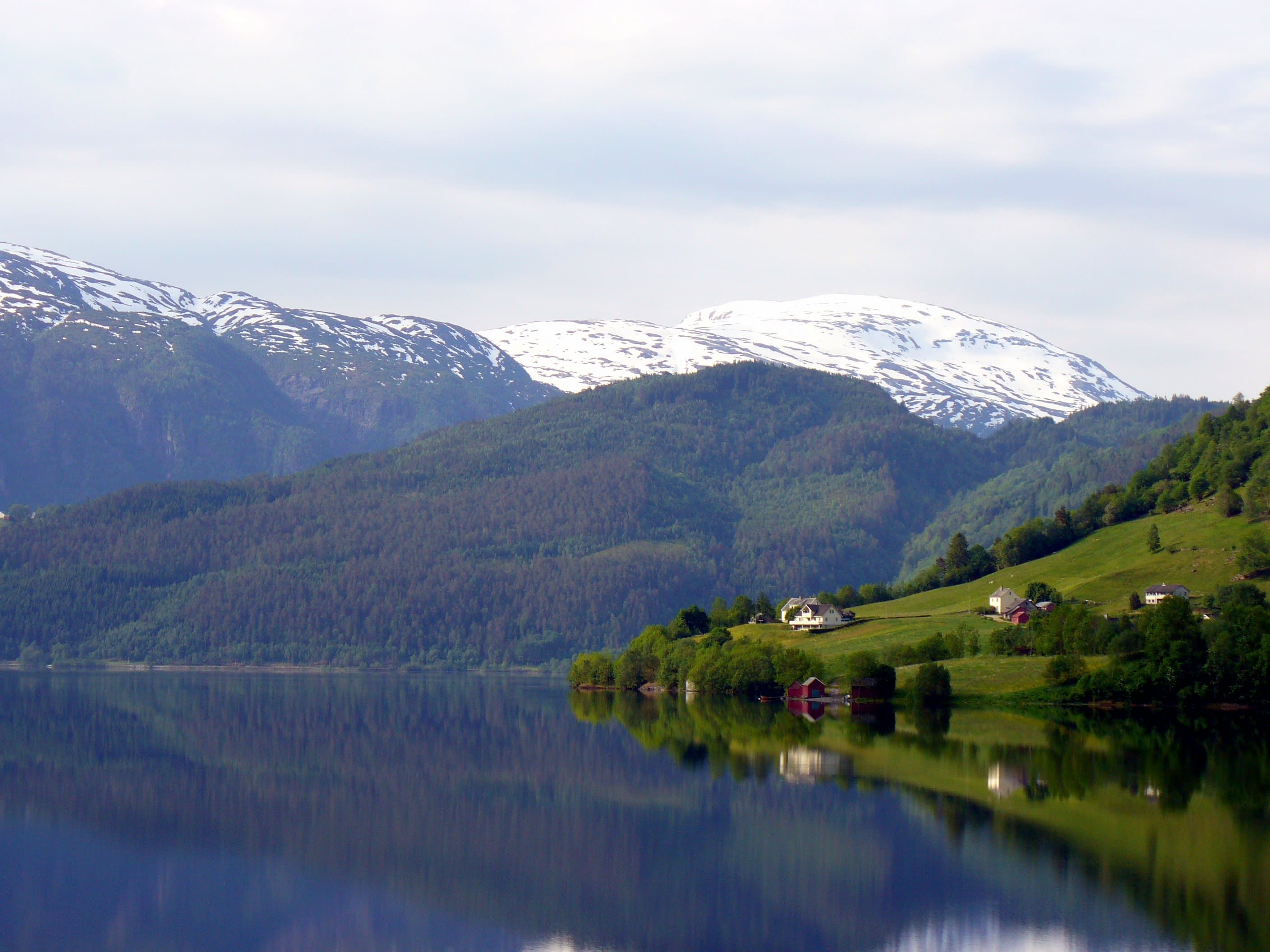 Vakker natur ved Vinjekroa — fjell og innsjø i Vinje, Telemark