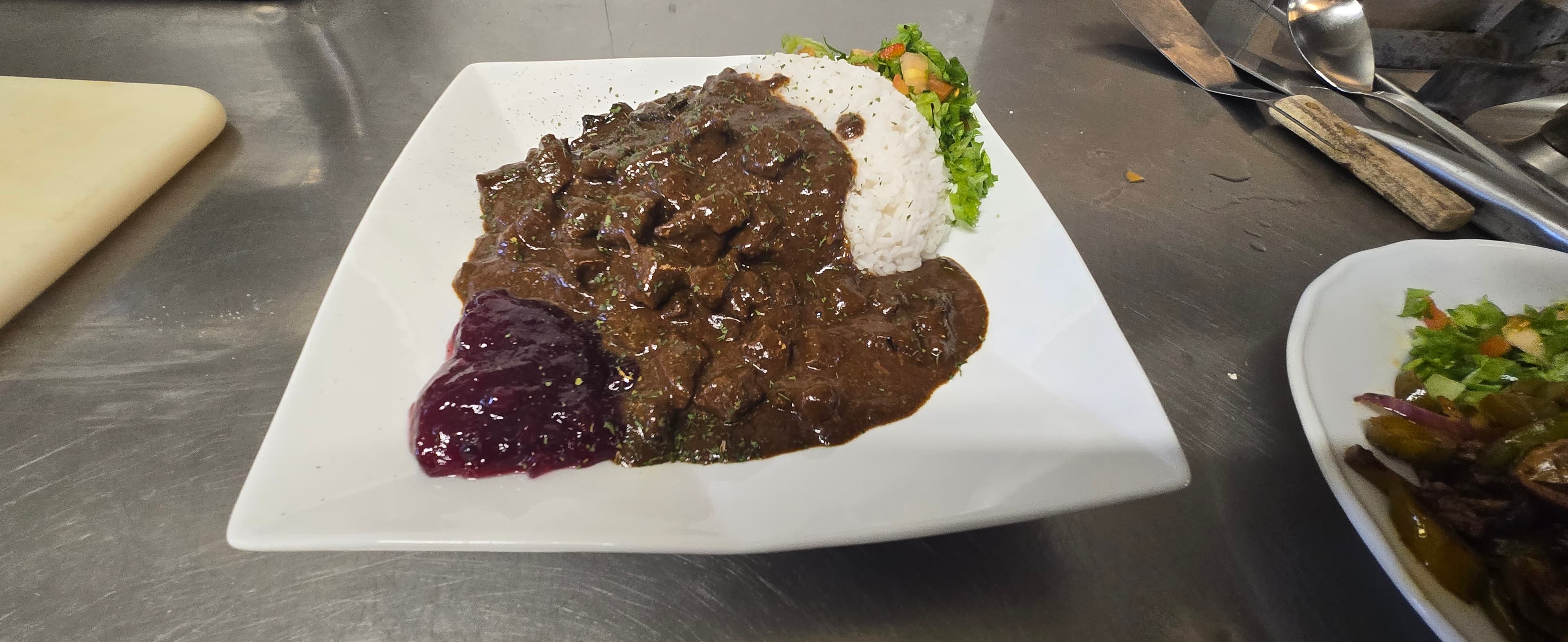 Gryte med ris og tyttebærsyltetøy