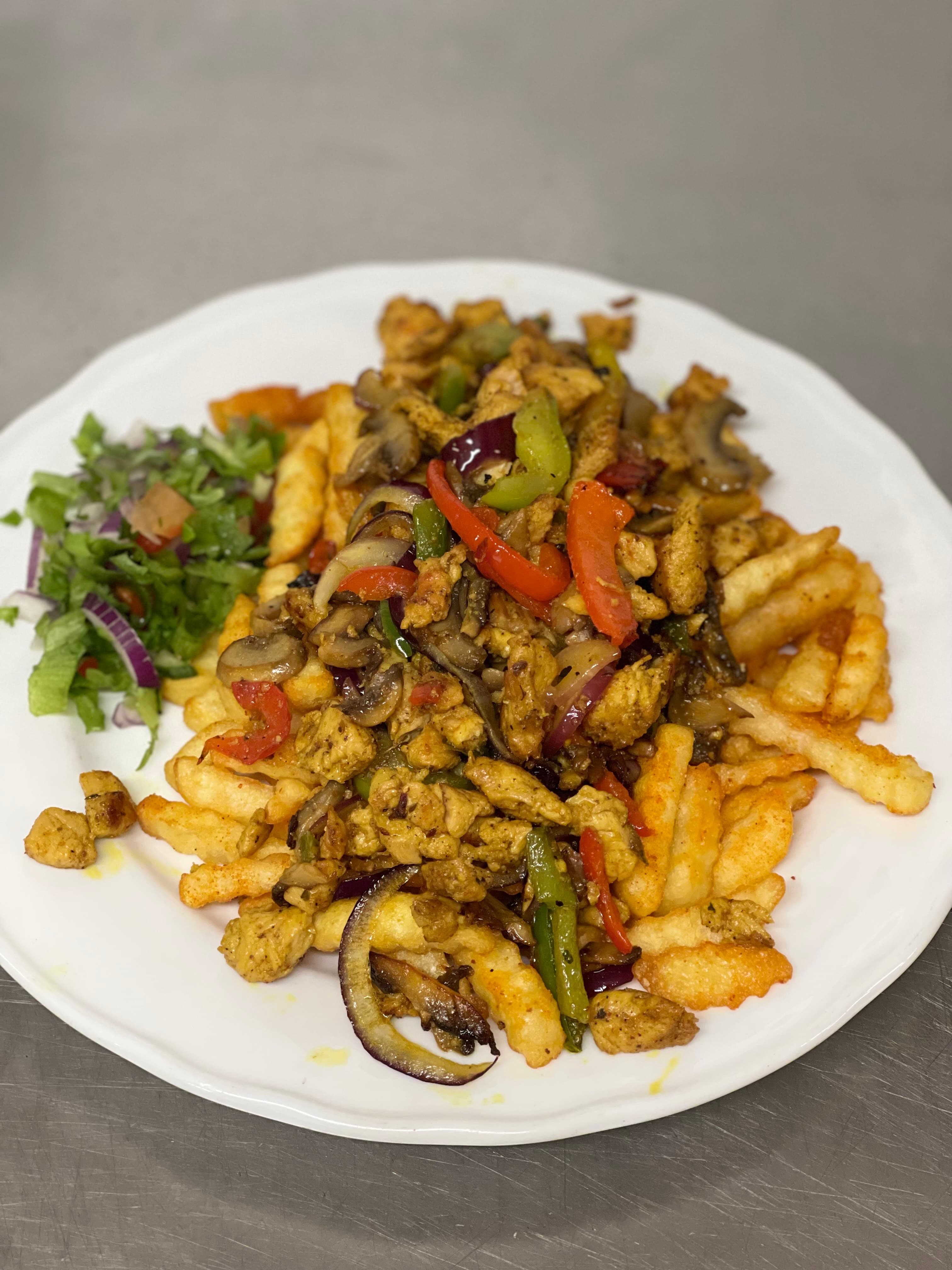 Stekt kylling med paprika, sopp og pommes frites