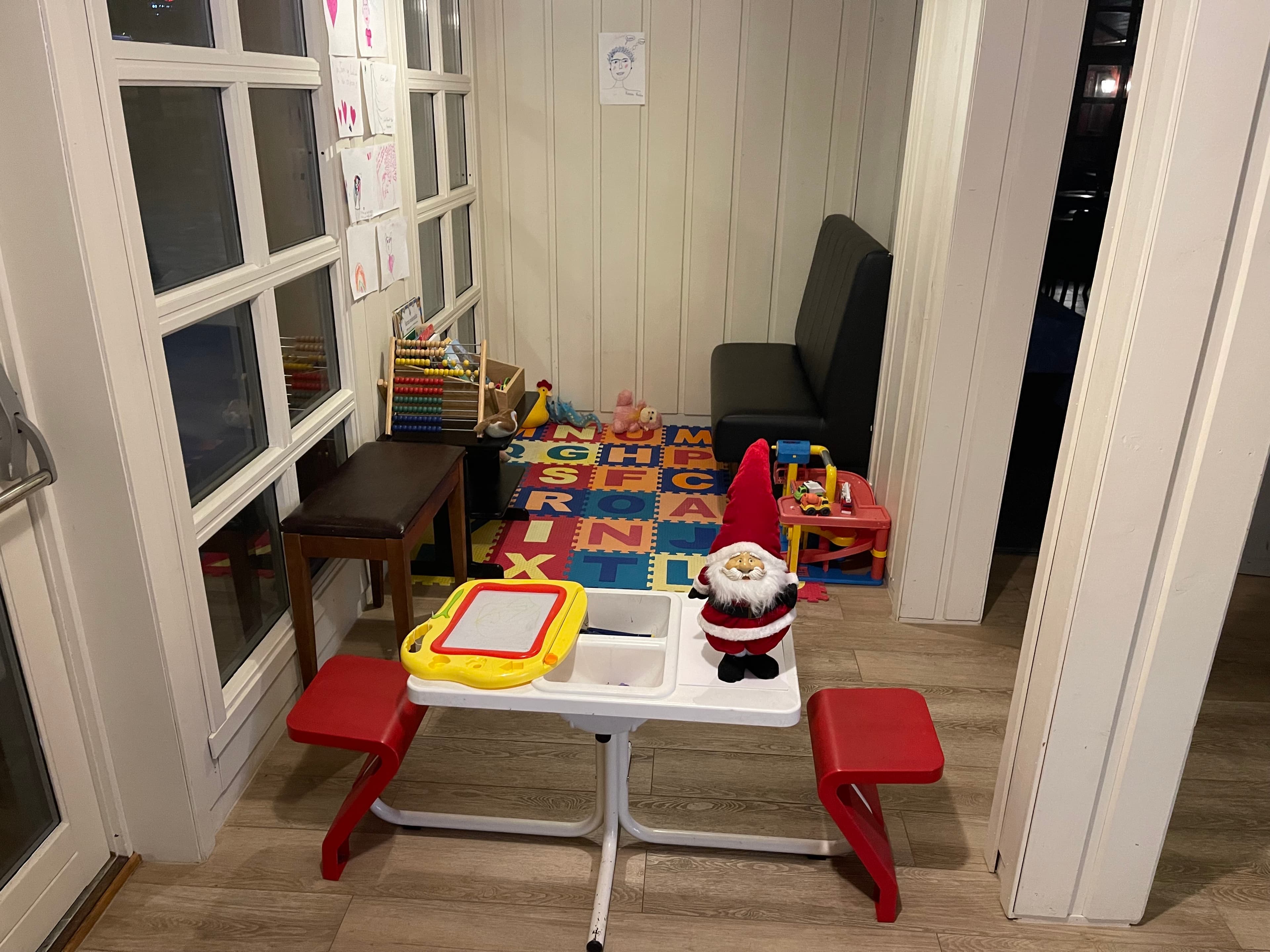 Lekekrok for barn med leker og tegnesaker