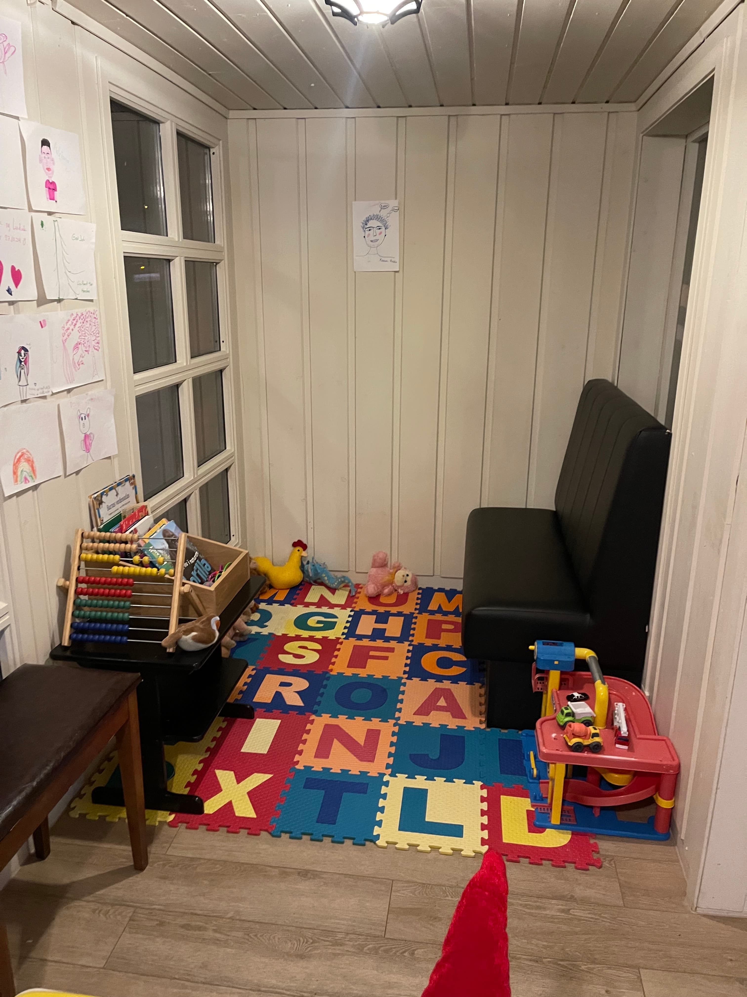 Lekekroken med fargerikt gulv og leker