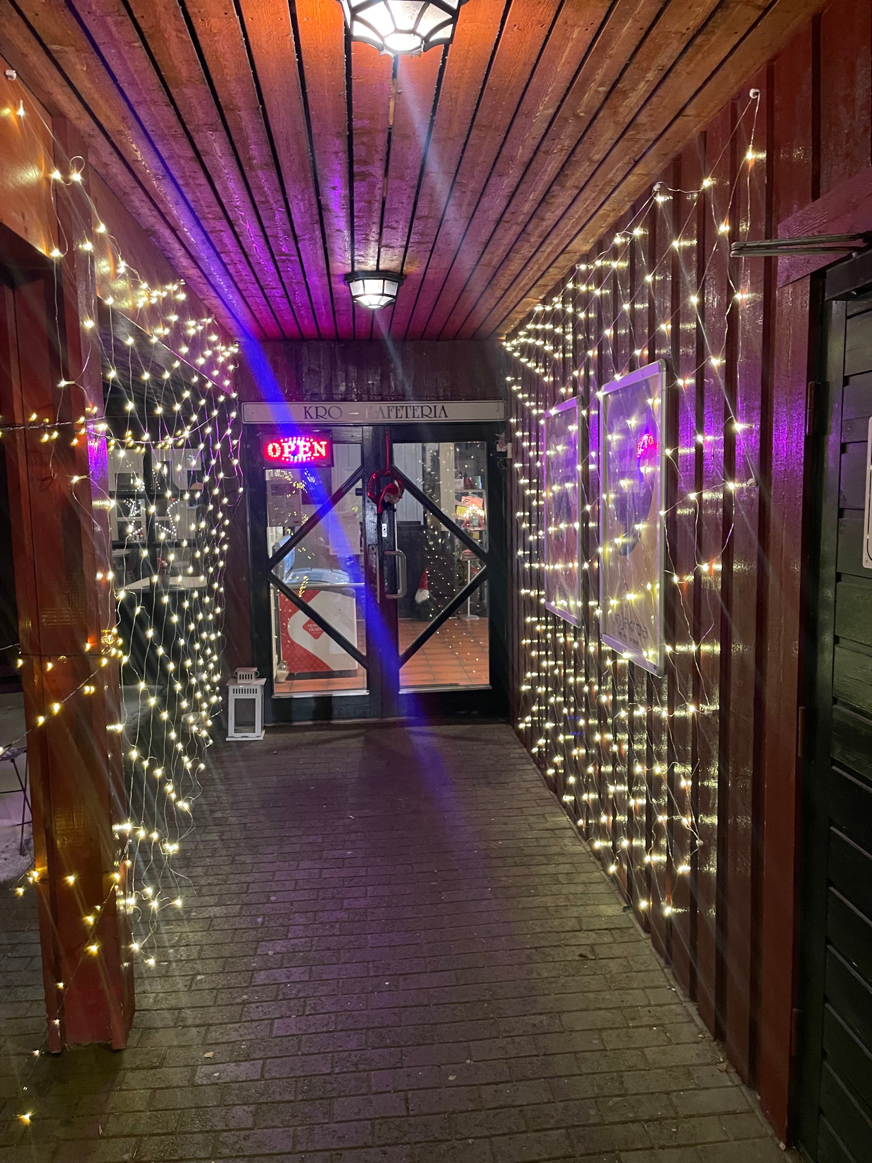 Inngangspartiet med lyslenker